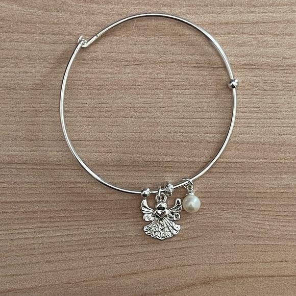 Vantel Pearls Angel Charm Bangle Bracelet With White Peal - Picture 2 of 2